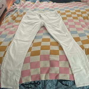 Women’s Levi’s 311 white Skinny Shaping jeans. Size 29